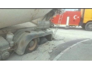 Beton Mikserini Taşıyamayan Yol Çöktü