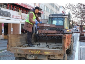 Yaşlılar ’Korona Virüsü’ne Aldırış Etmeyince Banklar Kaldırıldı