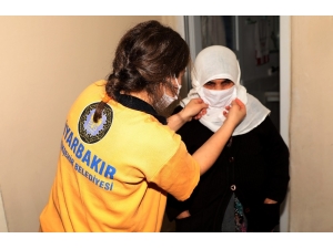 Diyarbakır Büyükşehir Belediyesinden Yaşlılara Koruyucu Maske Ve Kolonya Dağıtımı