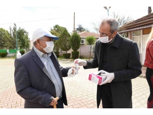 Tarsus Belediyesi Dezenfektan Üretip Halka Ücretsiz Dağıtıyor