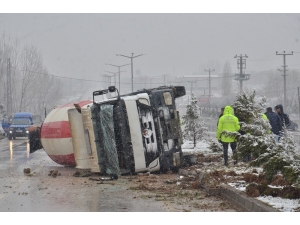 Beton Mikseri Devrildi: 2 Yaralı