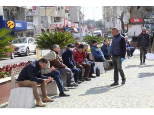 Halk Uyarılara Aldırış Etmeyince Meydandaki Banklar Kaldırıldı