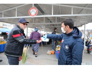 Zabıtadan Vatandaşlara Dezenfektan Jel