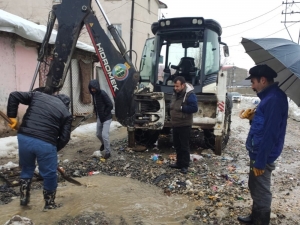 Yüksekova Belediyesinden Kanal Açma Çalışması