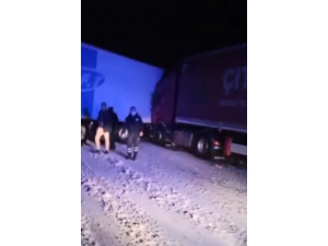 Karda Kayan Tırlar Birbirine Girdi, Trafik Felç Oldu