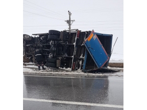 Kontrolden Çıkan Kamyon Yola Devrildi