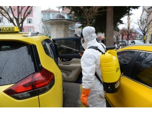 Çorum’da Belediye Ekipleri Ticari Taksileri Dezenfekte Ediyor
