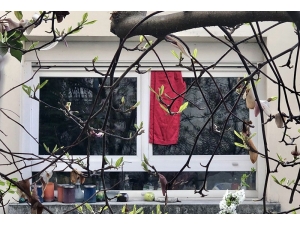 Fransa’da Koronaya Karşı Kırmızı Bez Dayanışması