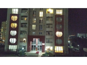 İstanbullular Balkona Ve Camlara Çıkarak Sağlık Çalışanlarını Alkışladı