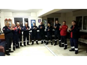 İtfaiyecilerden Sağlık Çalışanlarına Moral Alkışı