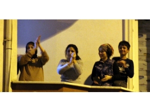 Sağlık Çalışanlarına Alkışlı Destek