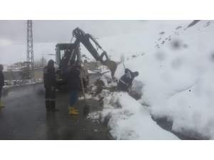 Hakkari’de Yağmur Ve Atık Su Kanalları Temizlendi