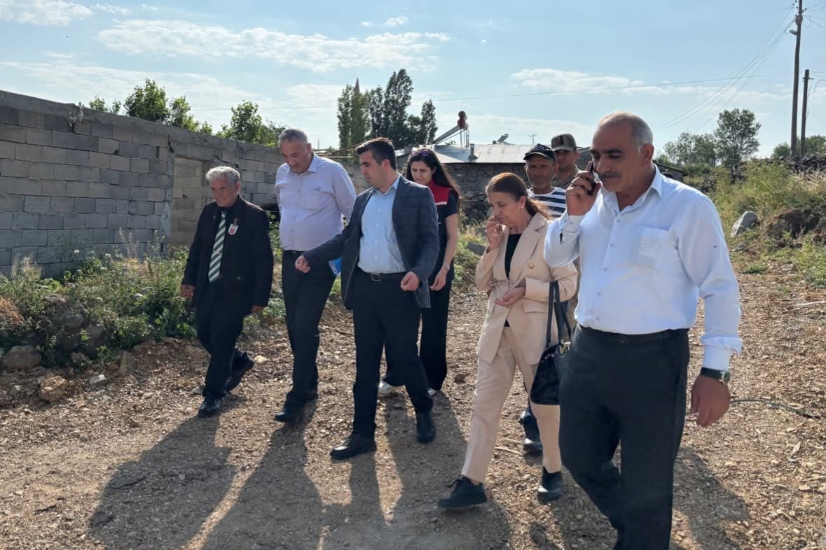 susuz-kaymakami-furkan-ozturk-ten-koy-ziyaretleri-vatandaslarin-talep-ve-onerileri-yerinde-dinlendi