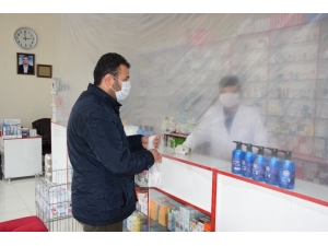 Eczanede İlginç Korona Virüs Önlemi