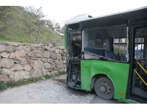 Arızalanan Otobüs Duvara Çarparak Durabildi