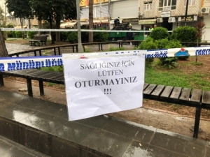 Mardin’de Belediye Bankları Kaldırdı, Oturma Alanlarına Güvenlik Şeridi Çekti