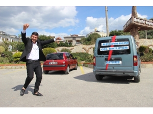 Boşanmasını Konvoy Ve Oyun Havasıyla Kutladı