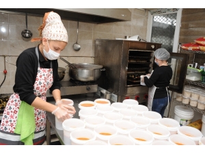 Balçova’da Yaşlı Vatandaşlara Sıcak Yemek