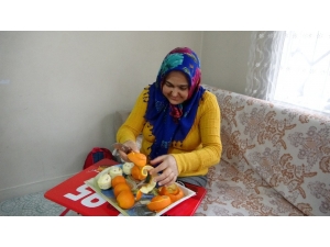 Kadınlar Evde Portakal Soyarak Aile Bütçesine Katkıda Bulunuyor