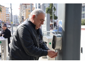 Tramvay İstasyonlarına El Dezenfektan Cihazları Takıldı