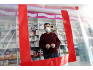 Batman’daki Eczaneden Korona Virüse Karşı Naylonlu Önlem