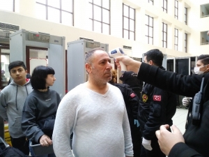 Bakırköy Adliyesi’nde Korona Virüs Nedeniyle Vatandaşlara Ateş Ölçerli Kontrol