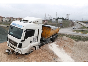 Freni Patlayan Tır Yoldan Çıktı: 1 Yaralı