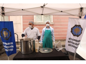 Büyükşehir Belediyesi Evlat Nöbeti Tutan Ailelere Çorba İkram Etti