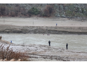 Munzur Çayı’na Düşen Uzman Çavuş Yılmaz Güneş’i (36) Arama Çalışmaları Baraj Gölüne Kaydırıldı