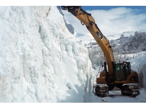 Kar Kalınlığının 10 Metreyi Bulduğu Çığ Bölgesinde Çalışma