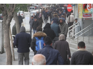 Elazığ’da Vatandaşların Sokakta Yoğunluğu Dikkat Çekti