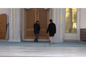 Caminin Kapalı Olduğunu Gören Cemaat Kapıdan Geri Döndü