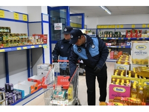 Pendik’te Yaşlıların Market Alışverişini Zabıta Ekipleri Yapıyor