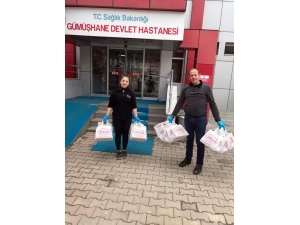 Sağlık Çalışanlarına Tatlı İkram Etti