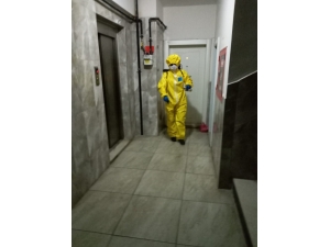 Diyarbakır’da Site Sakinleri Binalarını Dezenfekte Ediyor