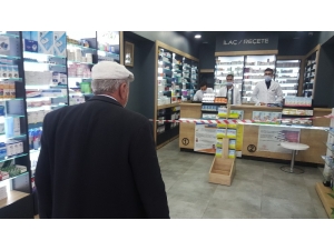 Tatvan’daki Eczaneden “Bir Metre Kuralı” İçin Şeritli Önlem