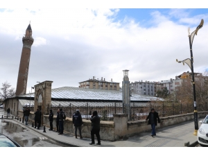 Tarihi Camide Namazsız Cuma