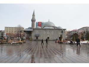 Cuma Namazı İçin Camilere Gelen Yaşlılar Kapılarda Bekledi