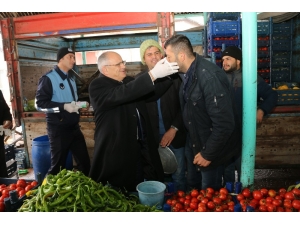 Başkan Öztürk Pazarcı Esnafına Maske Dağıttı