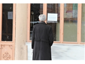 Cami Kapısına Asılan Yazıyı Görünce Geri Döndüler