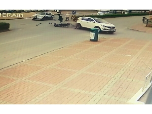 Kasksız Motosiklet Sürücüsü Ölümden Döndü