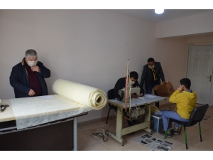 Kırıkhan’da Günde 2 Bin Maske Üretiliyor