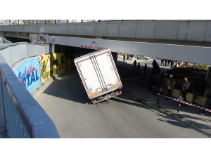 Altgeçitte İlerleyen Kamyonet Yol İle Köprü Arasına Sıkışarak Havada Asılı Kaldı