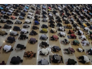 Endonezya’da Cuma Namazlarına Korona Tedbiri