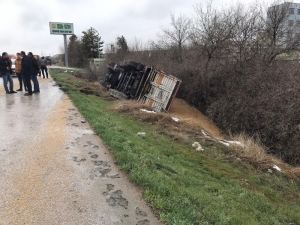 Buğday Yüklü Tır Devrildi