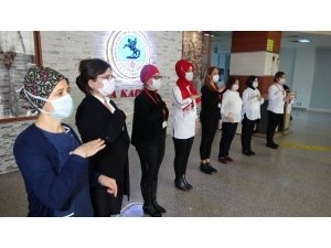 Hastane Personelinden İşaret Diliyle ’Evde Kal’ Çağrısı