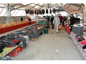 Halk Pazarında Önce Dezenfekte Yapıldı Sonra Dua Edildi