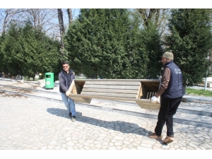 Keşan Belediyesi, Meydanda Bulunan Bankları Söktü