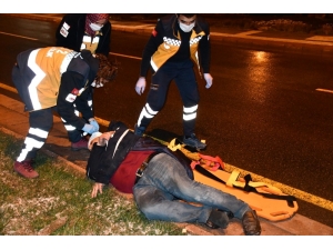 Yaşlı Adamı Önce Darp Etti, Sonra Kafasına Cam Şişeyle Vurarak Yaraladı