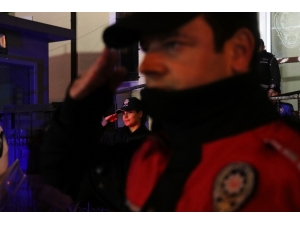 Sakarya Polisinden Sağlık Personeline Alkış Ve Sirenli Destek